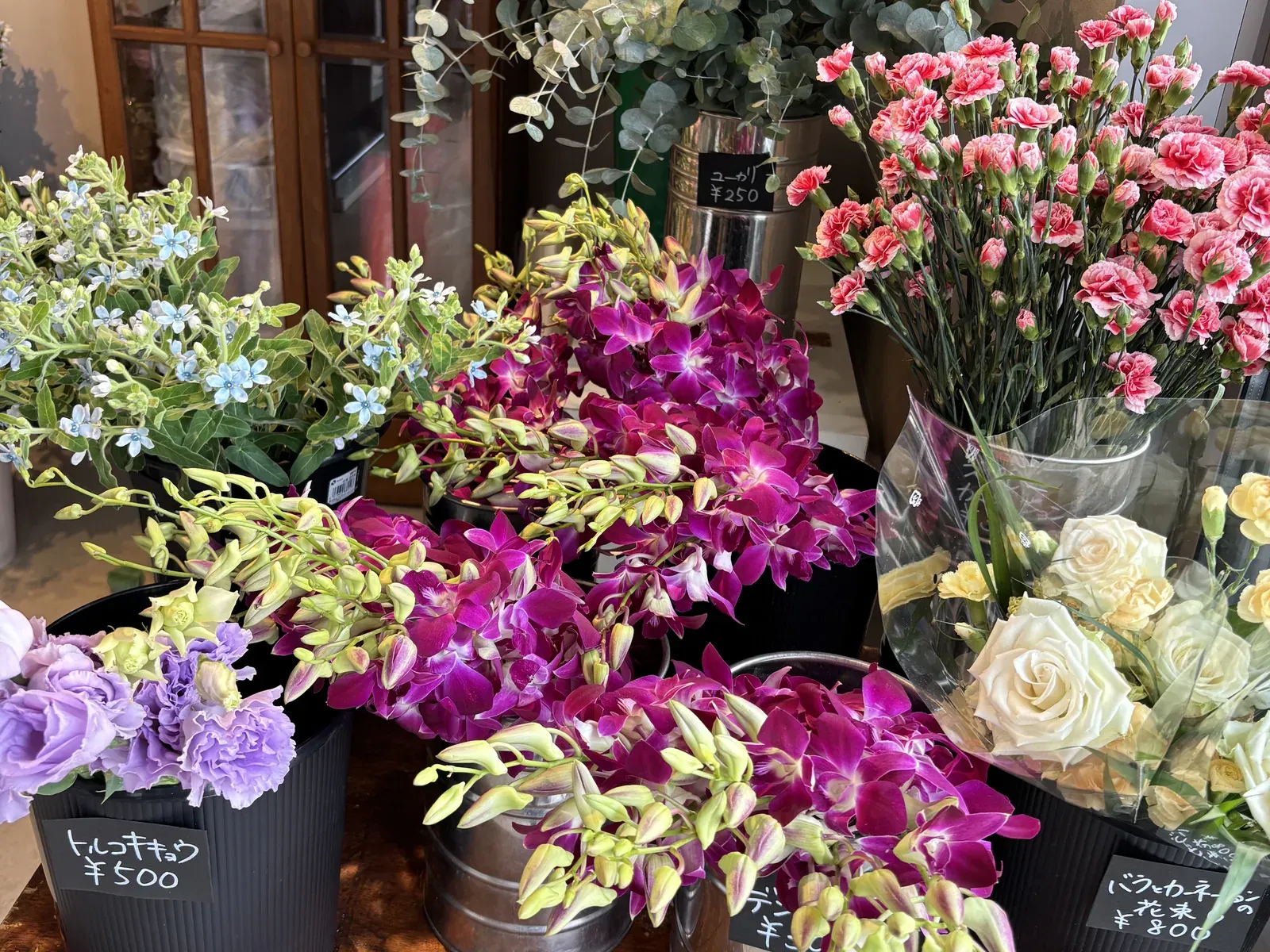 店内に並ぶ季節の切り花