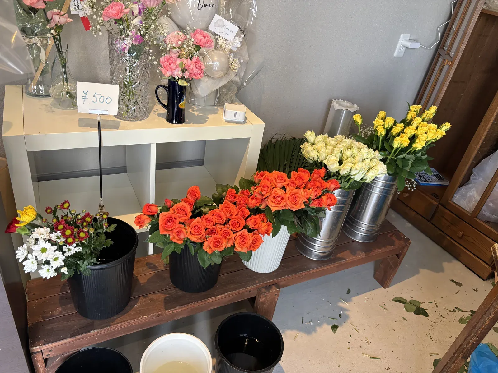 店内に並ぶバラなどの切り花
