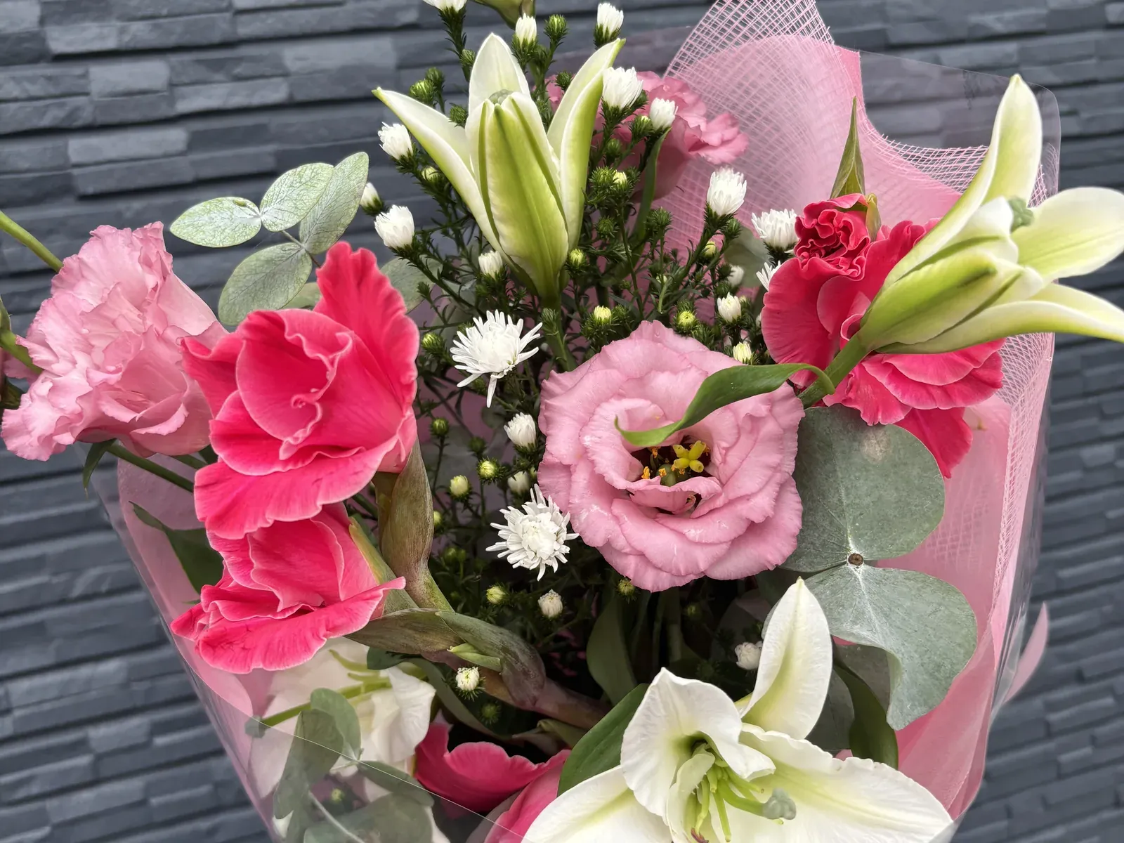 白いユリとピンクのトルコキキョウの花束