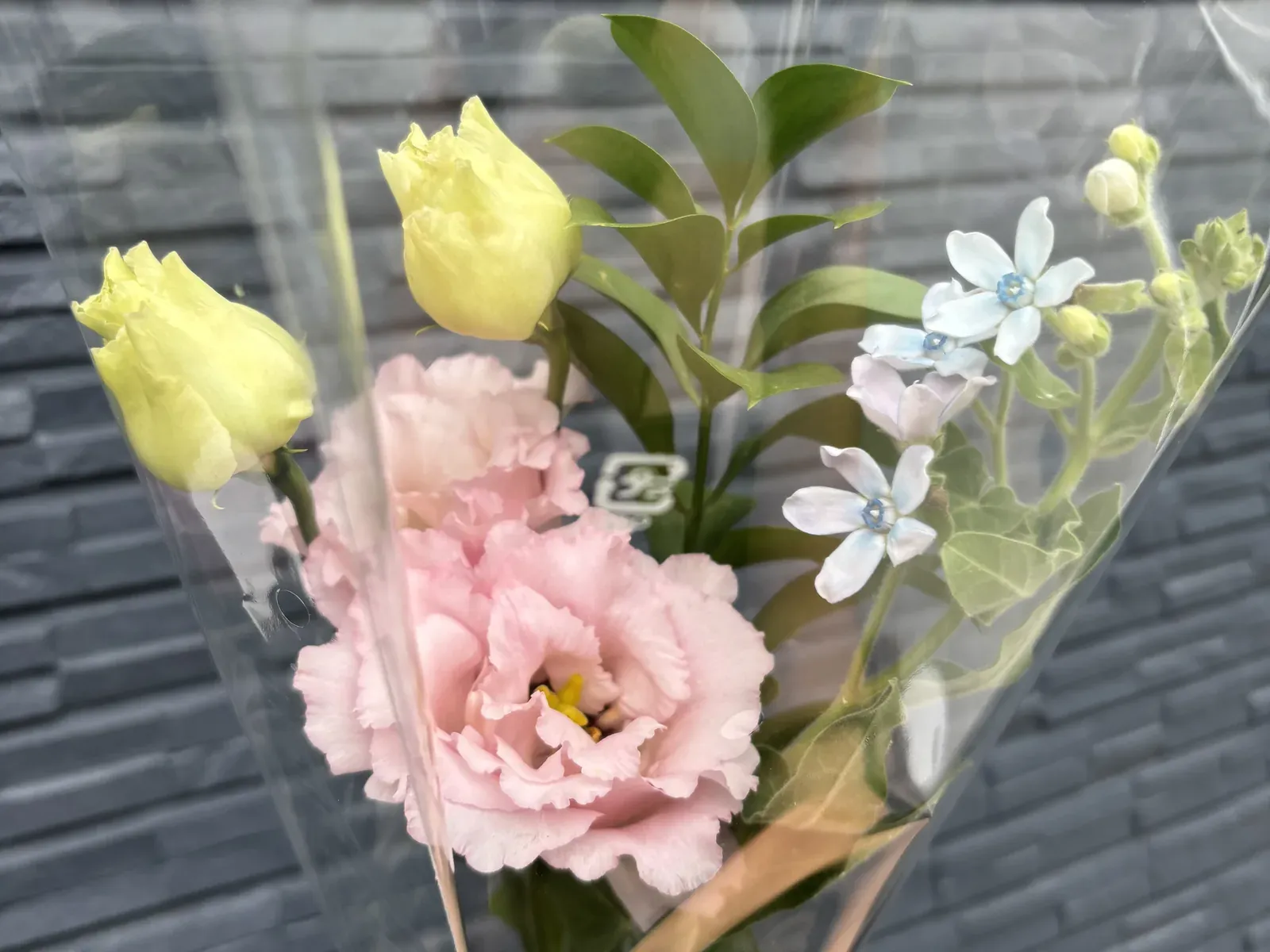 淡いピンクのトルコキキョウの小さな花束