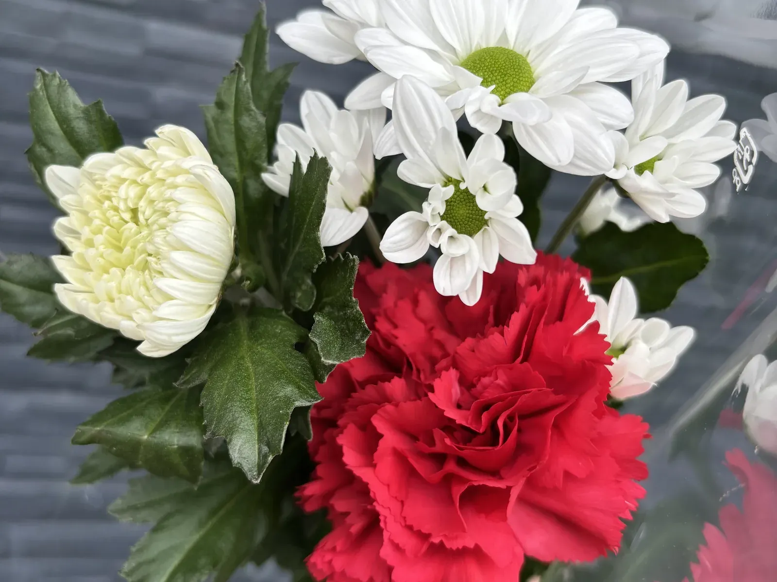 白い菊と赤いカーネーションの仏花