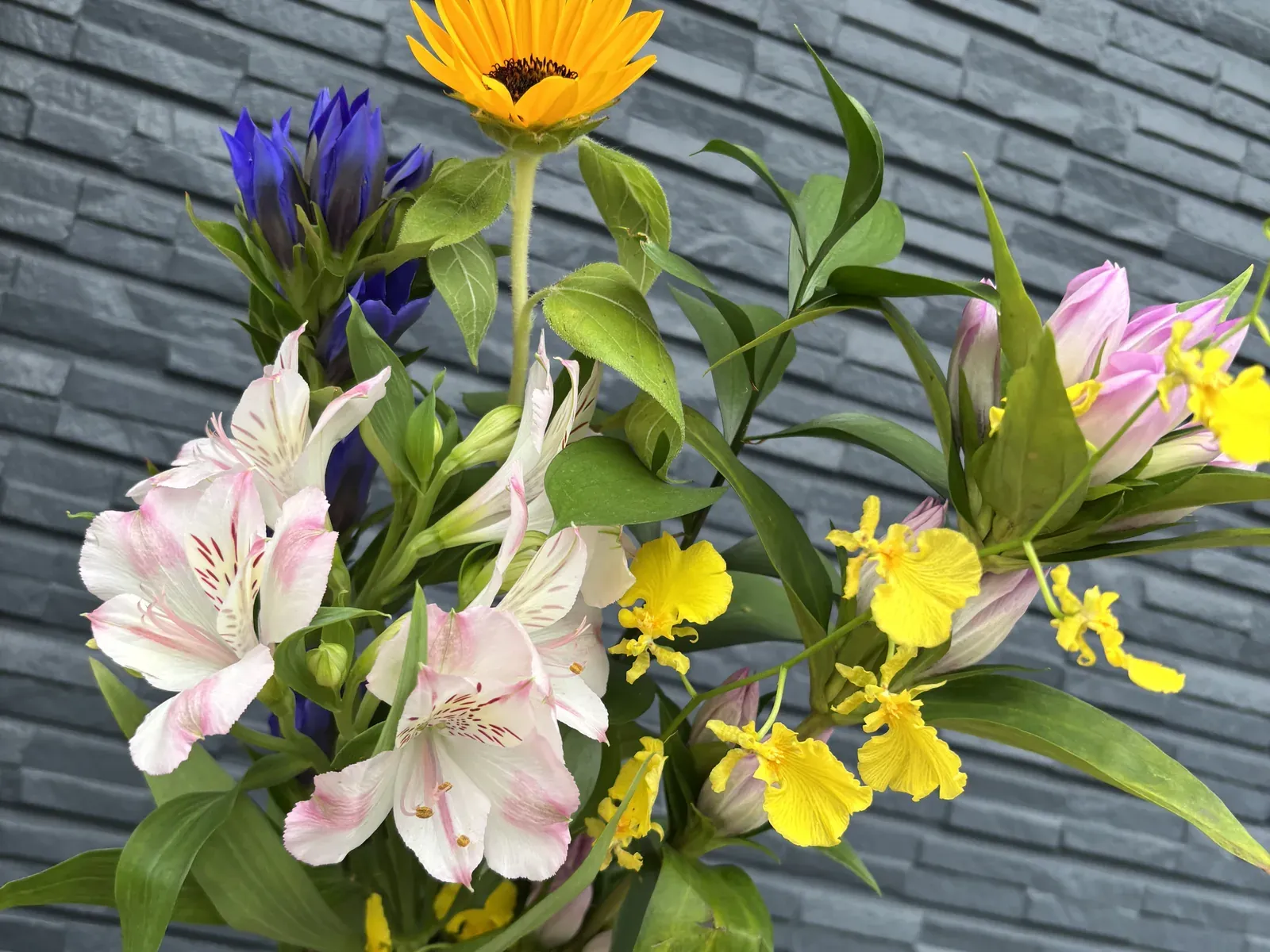 アルストロメリアとリンドウ、ひまわりの季節の花束